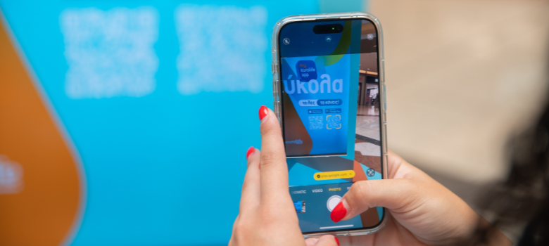 Γυναίκα κρατά κινητό