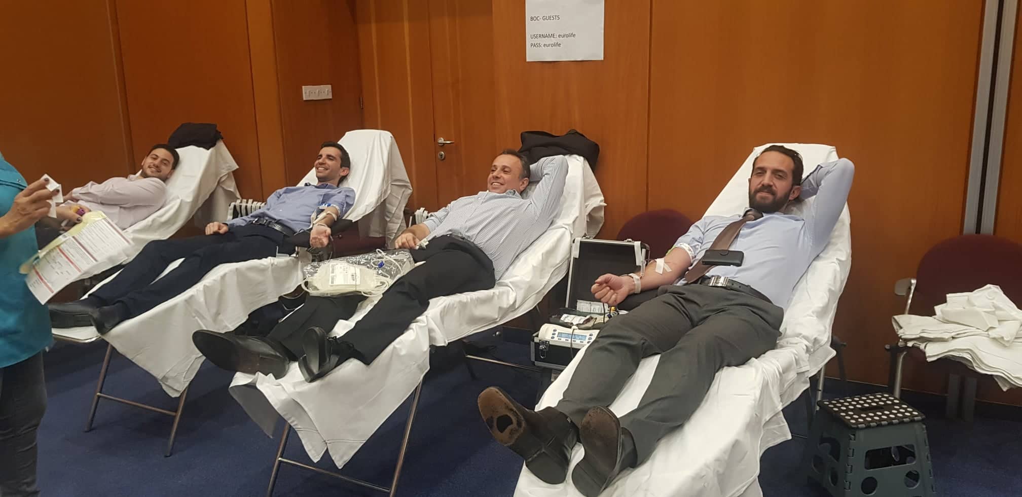 Άνθρωποι κάνουν αιμοδοσία.