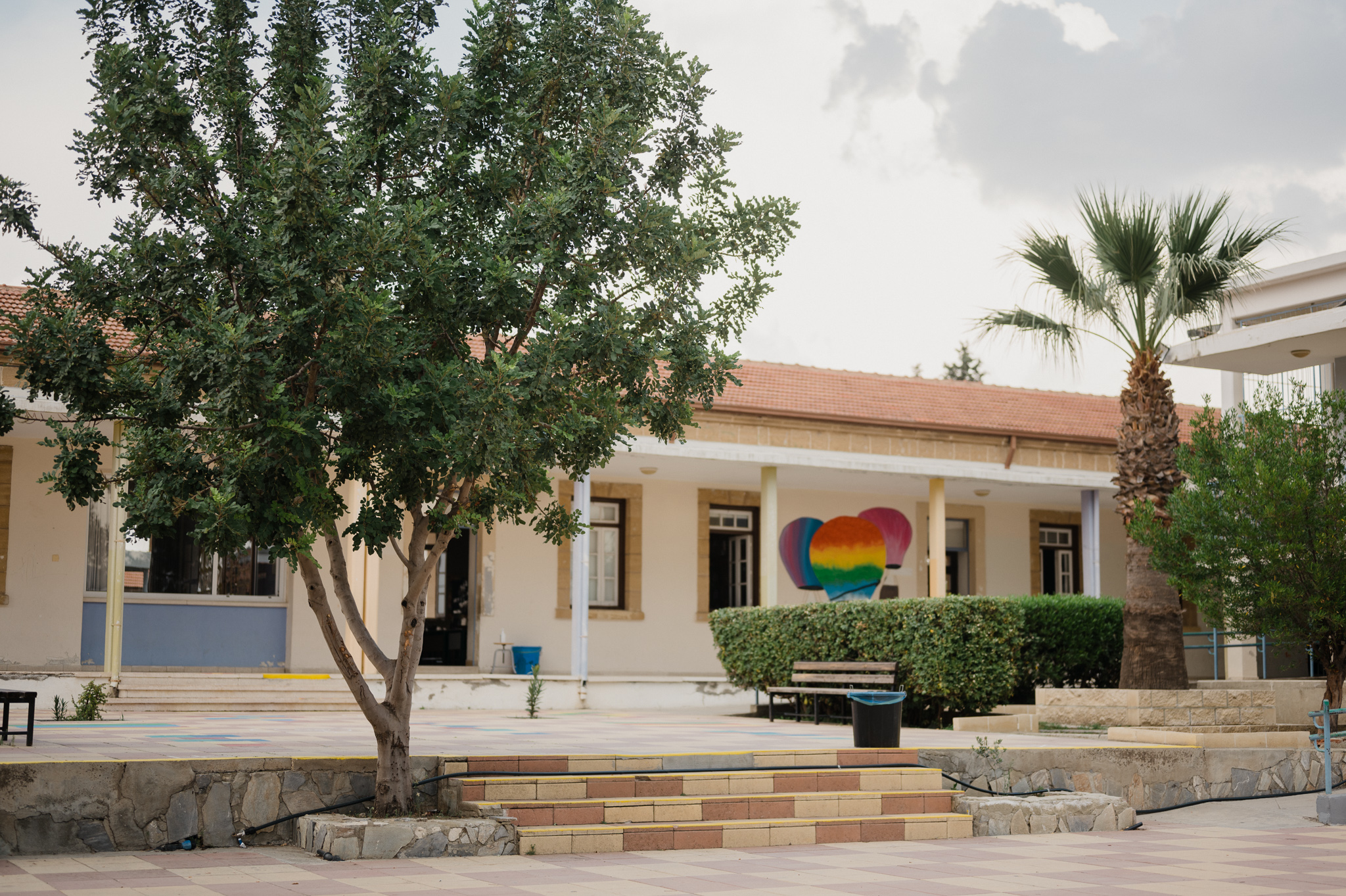 Άνδρας που παραδίδει τσάντα στα παιδιά.