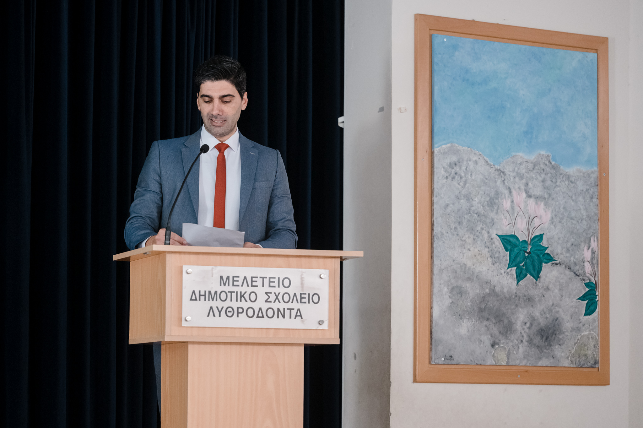 Άνδρας που παραδίδει τσάντα στα παιδιά.
